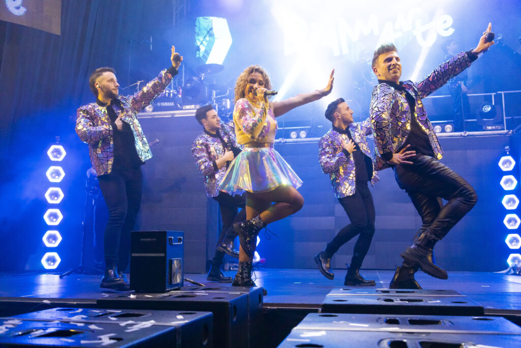 Contratar orquesta para fiestas de pueblo con equipo de sonido incluido
